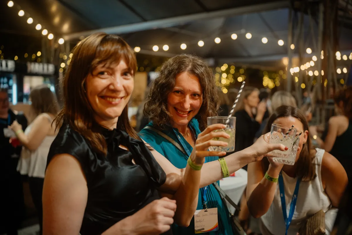 Sommerfest mit Musik4Friends, fröhliche Party im Freien mit Publikum und Musik.